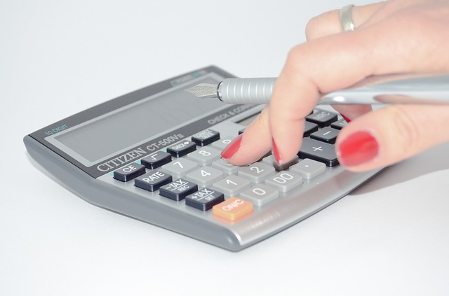 Plătitor sau nu de T.V.A.? Care sunt modificările din Codul Fiscal aplicabile de la 1 februarie 2013? calculator-428294_640