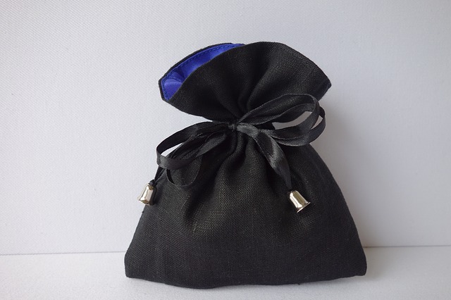 Oportunitati noi de finantare pentru ONG-uri the-purse-935402_640