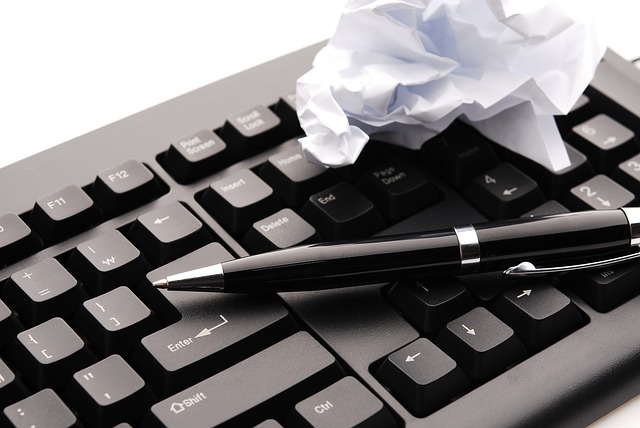 Eşecul în afaceri, un element care indică lipsa competenţei? keyboard-621832_640