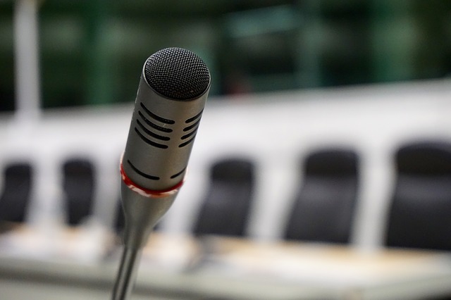 Comunicatul de presă – cum îl scrii şi de ce? microphone-704257_640