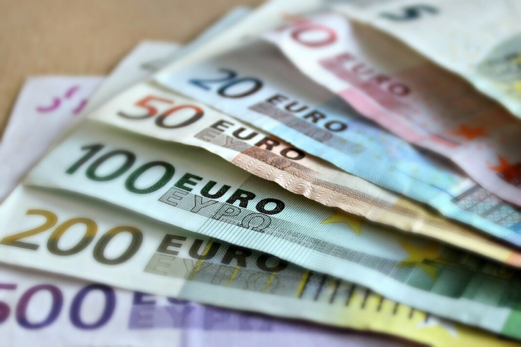 România primește 500 mil. euro de la Banca Mondială pentru creştere economică şi reducerea sărăciei bank-note-209104_1280