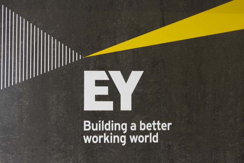 Biroul de Asistenţă în tranzacţii al EY câștigă două premii Mergermarket M&A EY_(16)