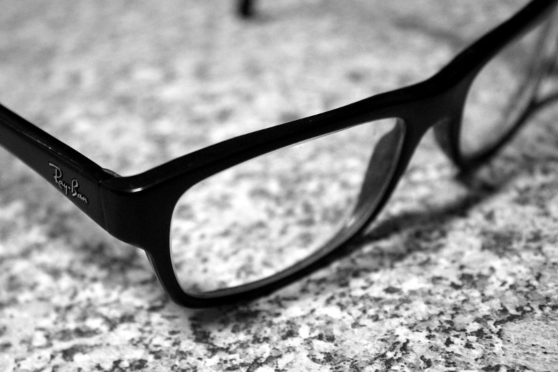 Producătorul Ray-Ban a acceptat fuziunea cu Essilor în valoare de 46 de miliarde de euro glasses-1943682_1280
