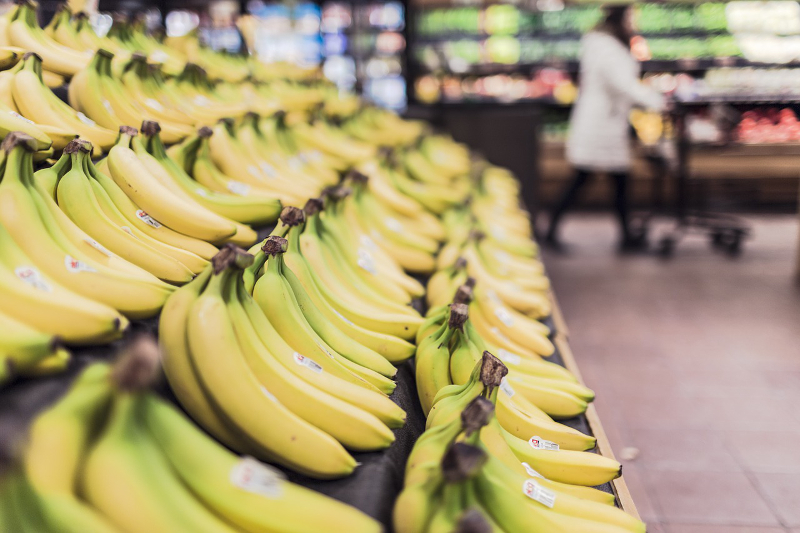 Românii la cumpărături: grăbiți, fără listă, într-un singur magazin, se încadrează în buget – studiu bananas-698608_1280