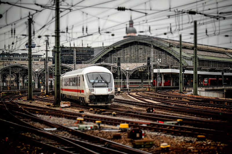 CFR: Comisia Europeană a decis continuarea finanțării reabilitării a două tronsoane feroviare railway-station-619082_1280