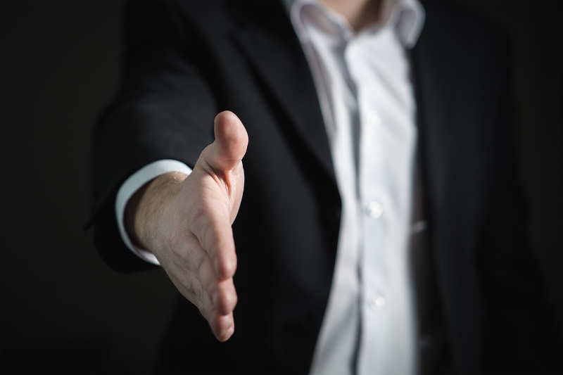 EJobs: 52% din români așteaptă o creștere de salariu în 2017 și 39% vor să-și schimbe locul de muncă handshake-2056023_1280
