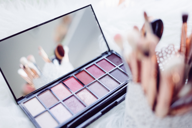 Keysfin: Piața produselor cosmetice a crescut în ultimii ani cu un miliard de lei pexels-photo-324654