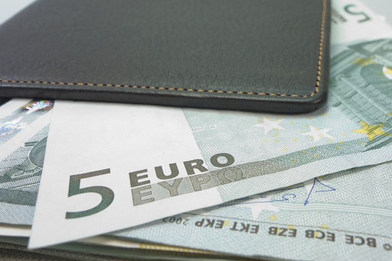 Lucian Anghel, BVB: Salteaua și contul curent, principalele metode de economisire ale românilor money-494162_1280