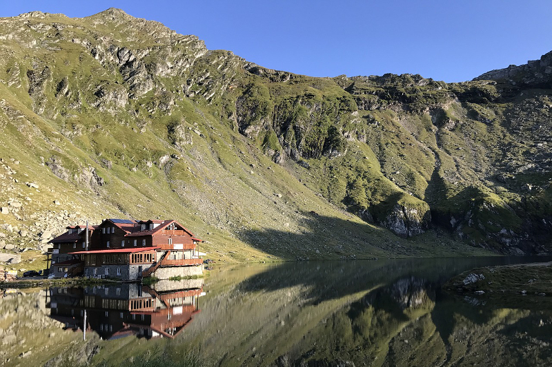 Turiștii români au petrecut în structurile de cazare din țară trei zile, iar cei străini două zile balea-lac-2692698_1280