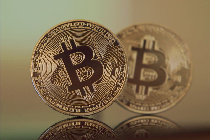 Analist: Un Bitcoin ar putea ajunge la 100.000 de dolari peste 10 ani bitcoin-2868703_1280