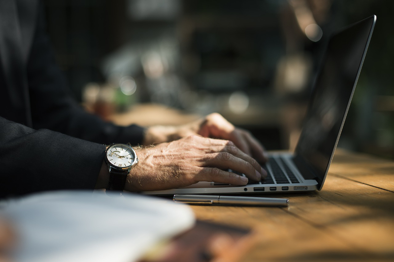 Piața de eCommerce ar putea atinge în 2017 valoarea de 2,4 mld. euro, față de 1,8 mld. în 2016 break-2326426_1280