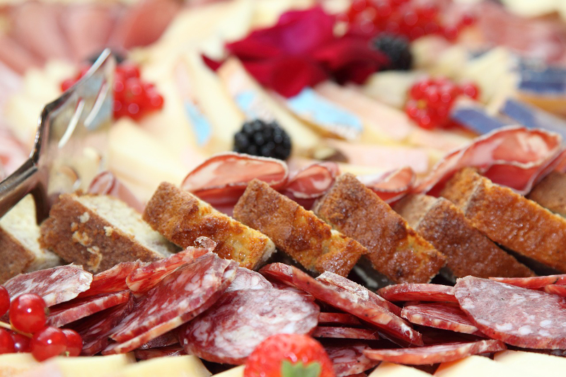 Producătorul de mezeluri Cris-Tim a cumpărat procesatorul de carne Diavist din Măgureni-Prahova salami-2739588_1280