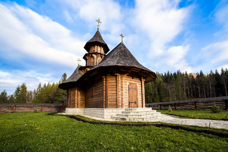 sihastria-monastery-putnei-213762_1280