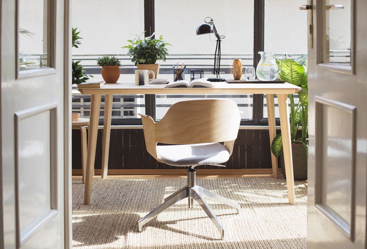 Feng Shui pentru concentrare, productivitate și succes Lumina-Images-g-desk-stud-58ae39e63df78c345b4663c1