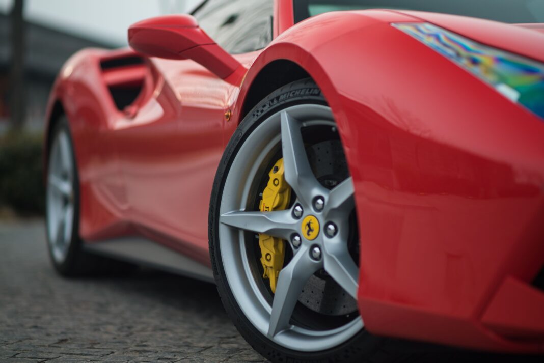Acțiunile Ferrari înregistrează o creștere remarcabilă în urma expansiunii portofoliului. În 2025 urmează să lanseze prima mașină complet electrică. Ferrari pregătește intrarea într-o nouă eră odată cu lansarea primei sale mașini complet electrice