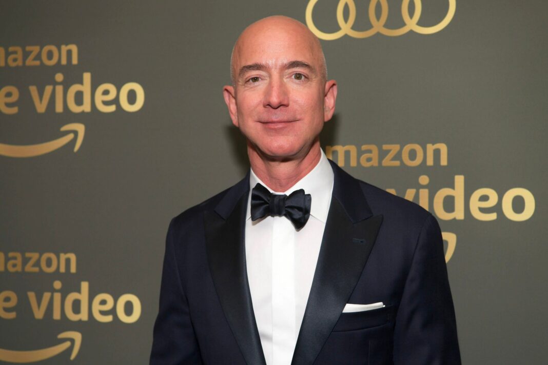 Transformarea Amazon: de la obsesia pentru clienți la prioritățile profitului – impactul vânzării masive de acțiuni de către Jeff Bezos Jeff Bezos - foto Shutterstock
