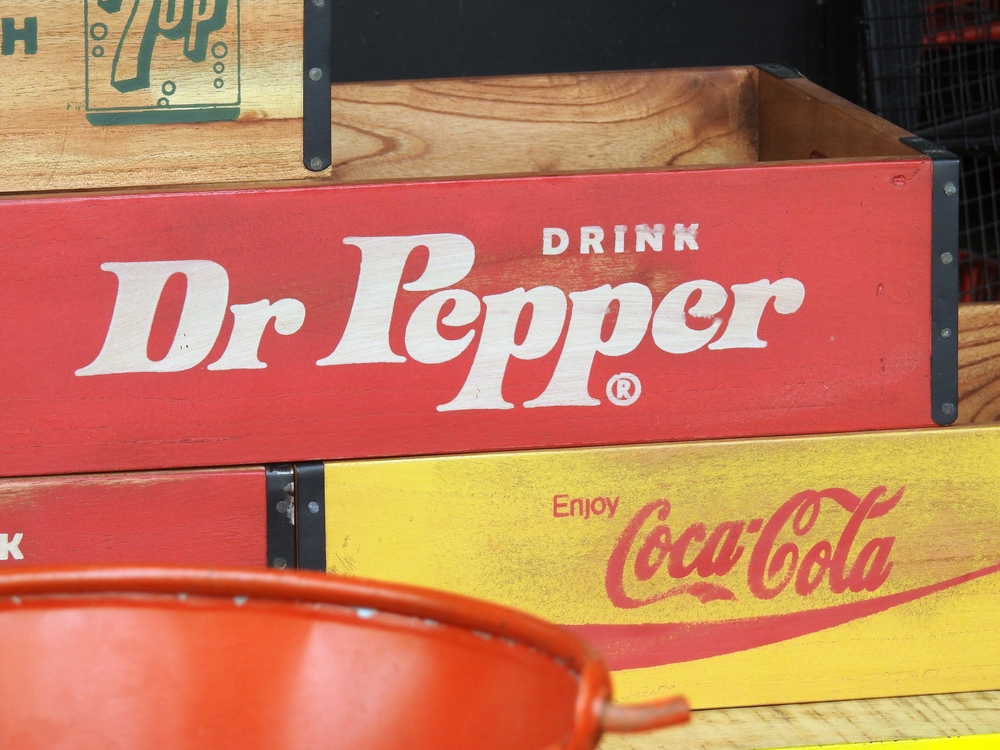 Dr Pepper depășește pentru prima dată Pepsi. În SUA, ambele mărci dețin o cotă de 8,3% din piața de băuturi răcoritoare, dar Dr Pepper este ușor în față. Dr Pepper