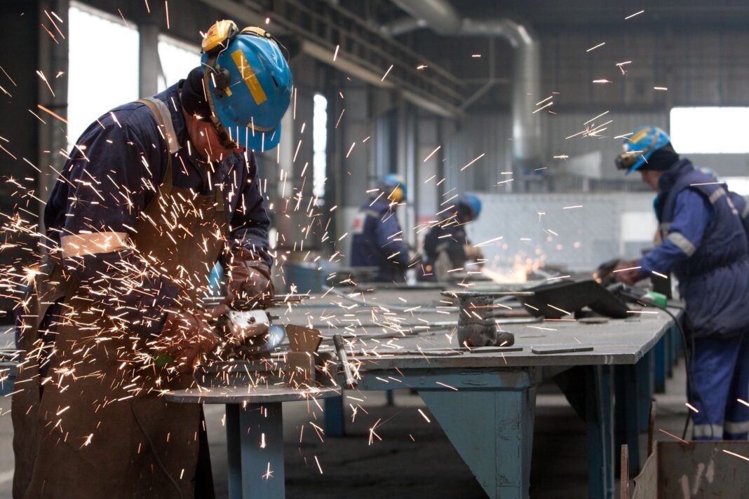 Economia UE va reveni lent la creștere, dar rămân provocări pe termen lung Industrie