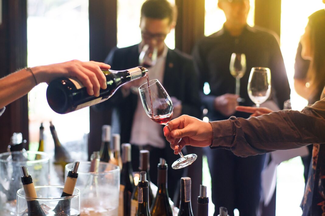 România importă de 4 ori mai mult vin decât exportă iar peste 40 de milioane de euro au fost cheltuiți pe vinuri spumante premium degustare de vin