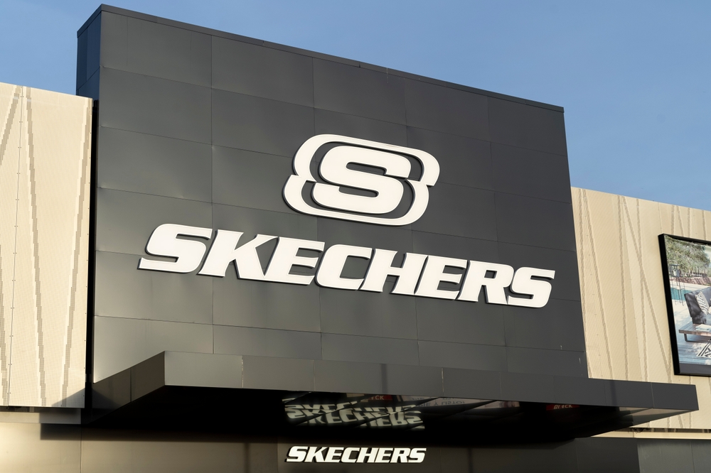 Brandul de încălțăminte Skechers se află pe locul trei mondial cu venituri anuale de 8 miliarde de dolari. Rețeta succesului: confort și accesibilitate Skechers