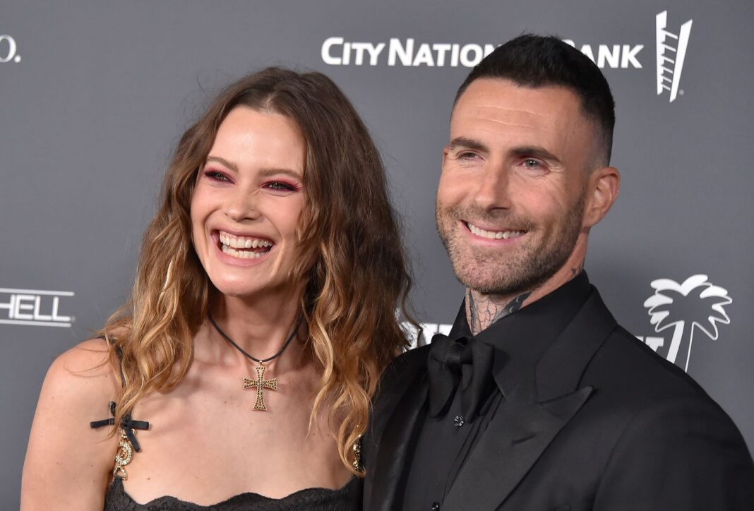AMASS Brands: De la un gin premiat la un imperiu al băuturilor premium. Adam Levine se află printre vedetele care au investit în companie Adam Levine și soția sa Behati Prinsloo