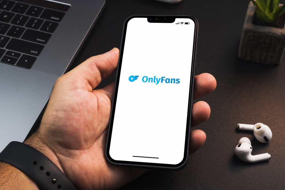 Gigantul conținutului pentru adulți, OnlyFans, caută cumpărător. Conform unor surse, platforma a fost pusă în vânzare pentru 8 miliarde de dolari platforma online only fans