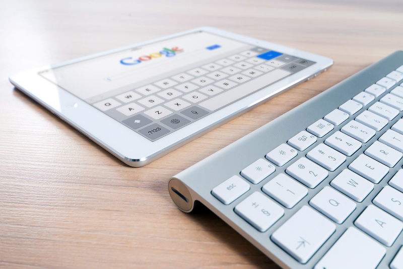 Publisherii de știri în fața unui viitor incert: parteneriat cu AI sau război juridic Google