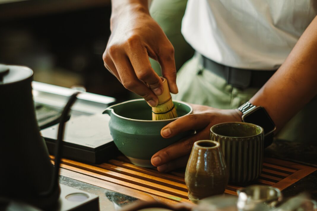 Pudră proteică, matcha și ube: TikTok dictează meniul, iar industria alimentară aleargă după el Matcha trend
